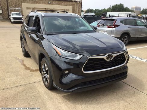 Used 2022 Toyota Highlander XLE FWD image 6