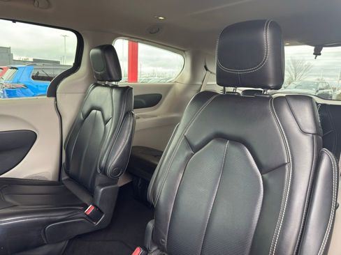 Used 2023 Chrysler Pacifica Touring-L FWD image 22
