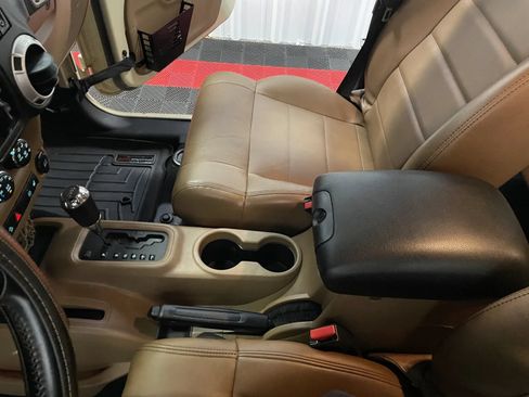 Used 2011 Jeep Wrangler Unlimited Rubicon w/ Connectivity Group AWD/4WD image 38