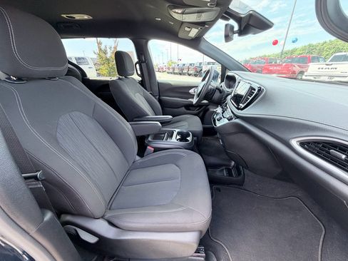 Used 2022 Chrysler Pacifica Touring FWD image 25