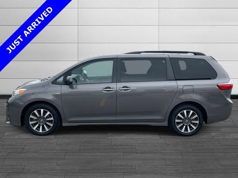 Used 2020 Toyota Sienna LE w/ LE Preferred Package image 6