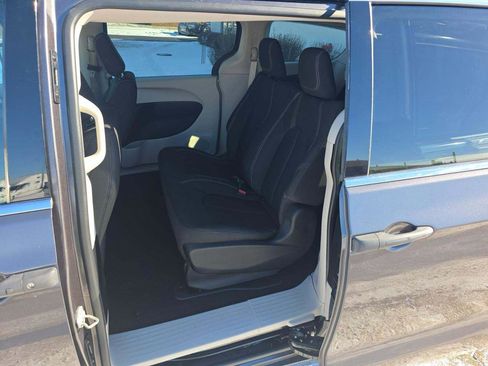 Used 2021 Chrysler Voyager L image 9