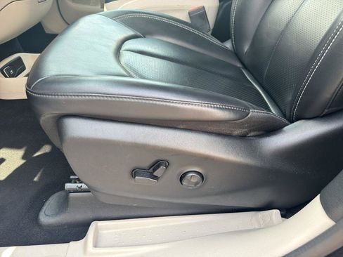 Used 2023 Chrysler Pacifica Touring-L FWD image 10