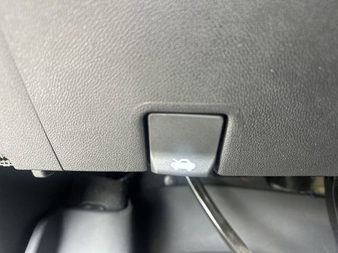 Used 2024 GMC Yukon SLT w/ SLT Luxury Package image 19