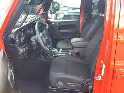 Certified 2025 Jeep Wrangler Unlimited Rubicon 4xe w/ Safety Group AWD/4WD image 9