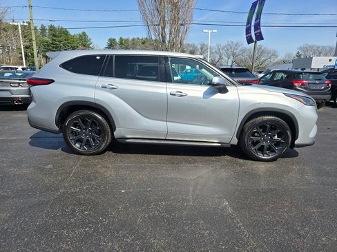 Used 2022 Toyota Highlander LE FWD image 8