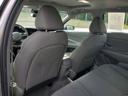 Used 2025 Hyundai Elantra SEL FWD image 8