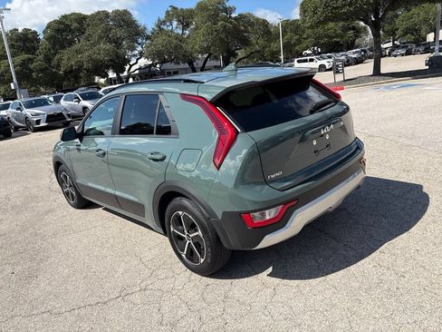 Used 2024 Kia Niro EX FWD image 3