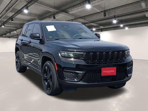 Used 2024 Jeep Grand Cherokee Altitude AWD/4WD image 2