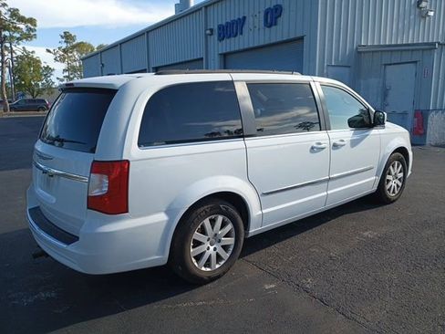 Used 2014 Chrysler Town & Country Touring image 5