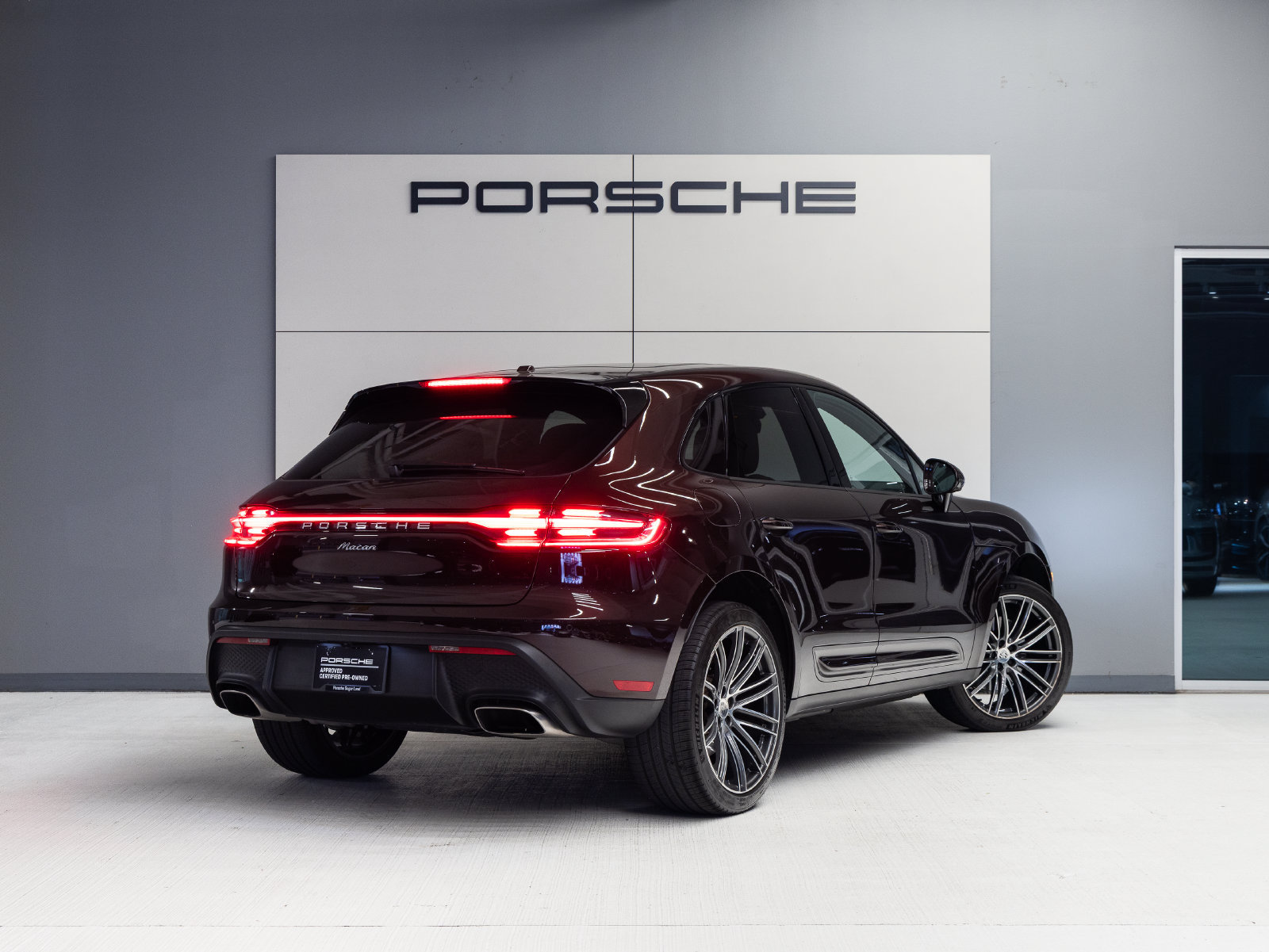 Certified 2024 Porsche Macan AWD/4WD image 7