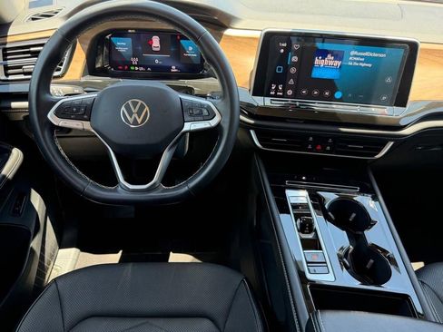 Used 2025 Volkswagen Atlas SE FWD image 19