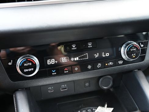 Used 2023 Mitsubishi Outlander SEL image 28