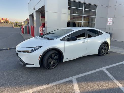 Used 2023 Toyota Prius LE AWD/4WD image 10