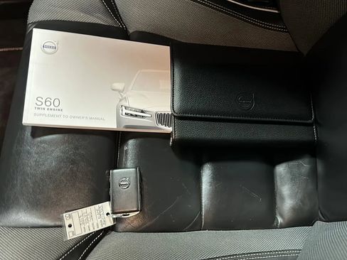 Used 2019 Volvo S60 T8 R-Design image 28