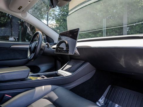 Used 2025 Tesla Model Y Long Range RWD image 21