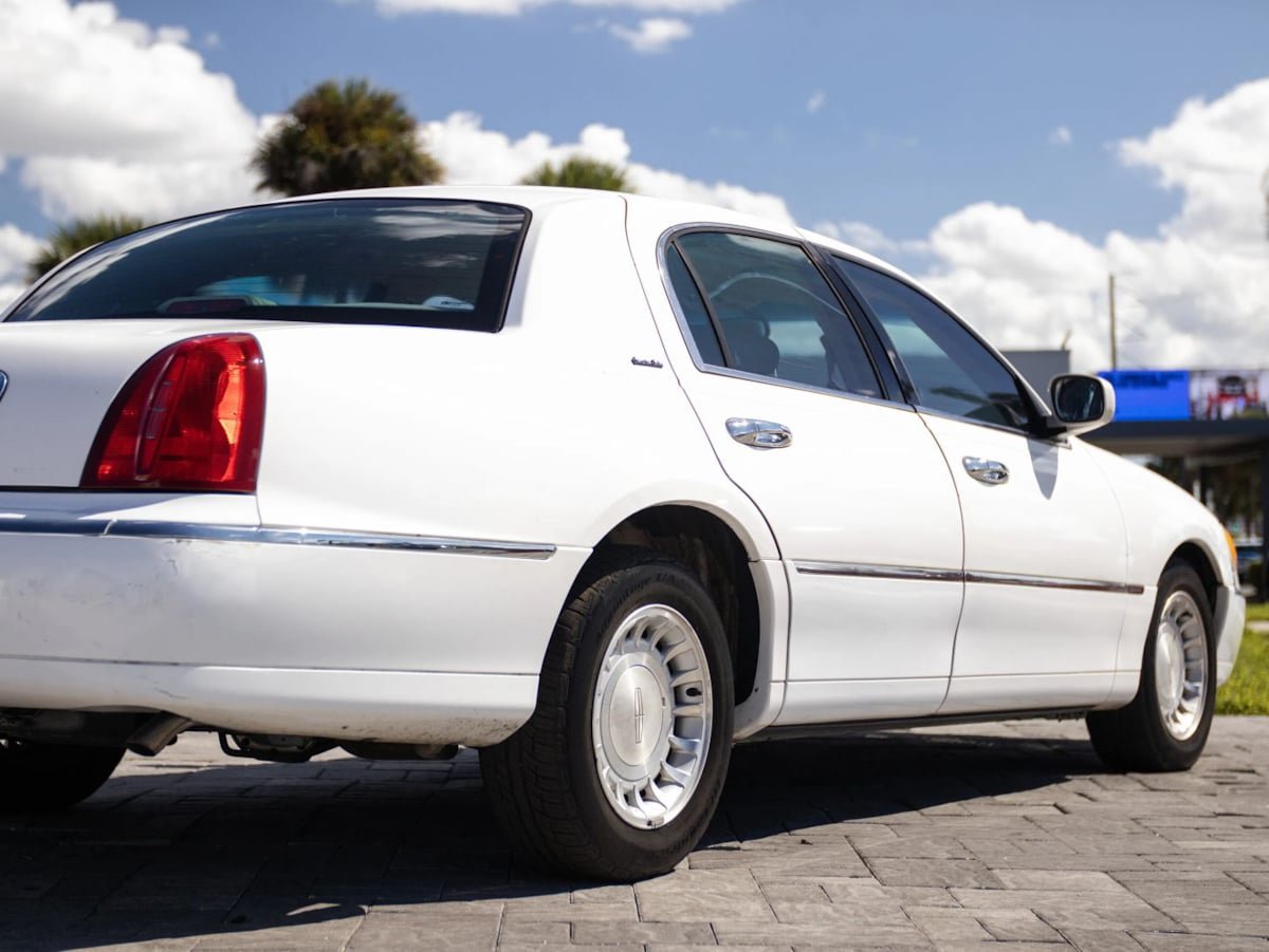 Used 2000 Lincoln Town Car Executive RWD image 16