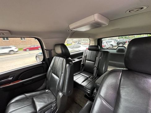 Used 2014 Chevrolet Suburban LT w/ Luxury Package AWD/4WD image 10