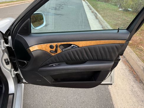 Used 2008 Mercedes-Benz E 63 AMG 4dr Sdn 6.3L AMG RWD image 22