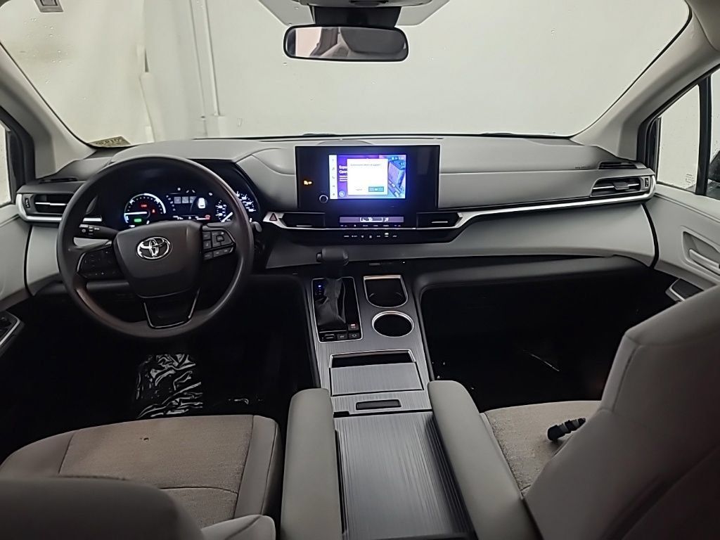 Used 2025 Toyota Sienna LE FWD image 23