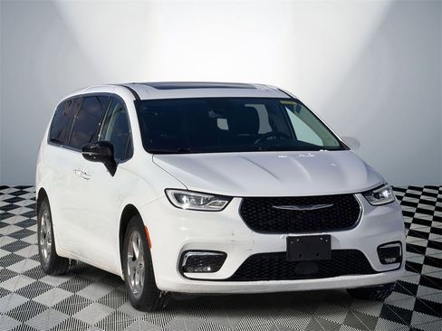 Used 2024 Chrysler Pacifica Limited image 4