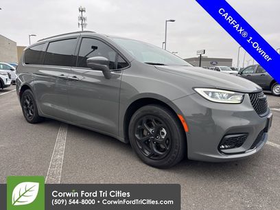 Used 2021 Chrysler Pacifica Touring-L w/ Uconnect Theater Family Group
