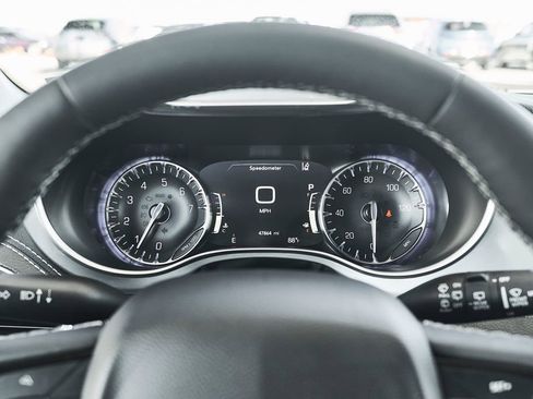 Used 2025 Chrysler Pacifica Limited image 29