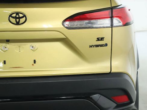 Used 2023 Toyota Corolla Cross SE image 43