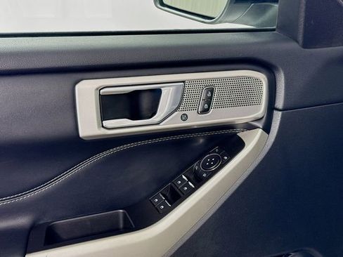 Used 2022 Ford Explorer Limited image 18