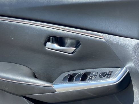 Used 2025 Nissan Sentra SR FWD image 18