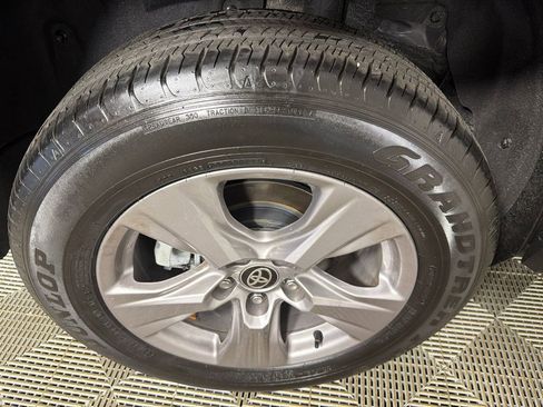 Used 2025 Toyota RAV4 XLE FWD image 18