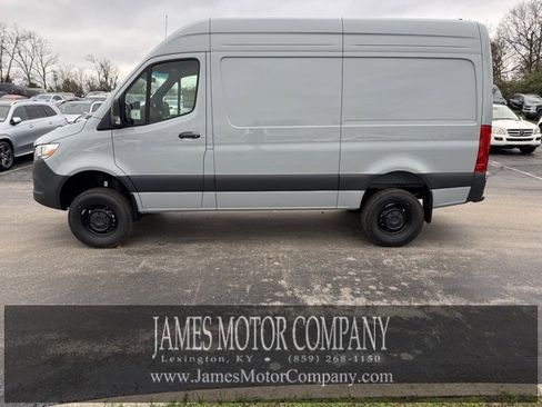 Used 2025 Mercedes-Benz Sprinter 2500 image 9