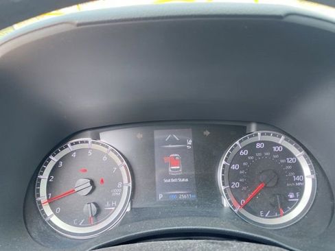 Used 2022 Toyota Highlander L image 21