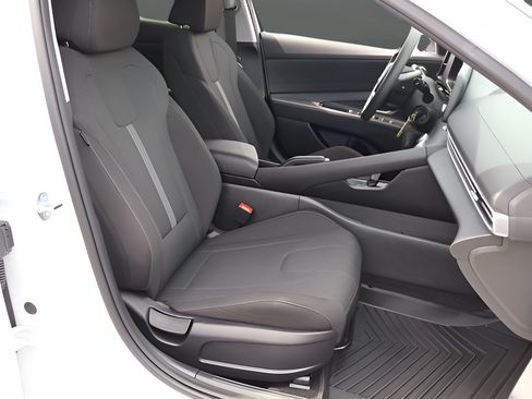 Used 2025 Hyundai Elantra SE FWD image 18