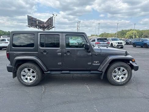 Used 2017 Jeep Wrangler Unlimited Sahara w/ Connectivity Group AWD/4WD image 11
