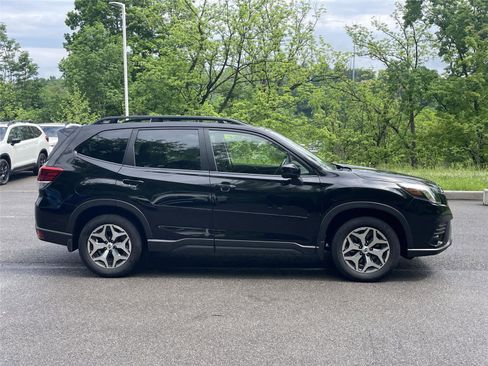 Used 2023 Subaru Forester Premium AWD/4WD image 6