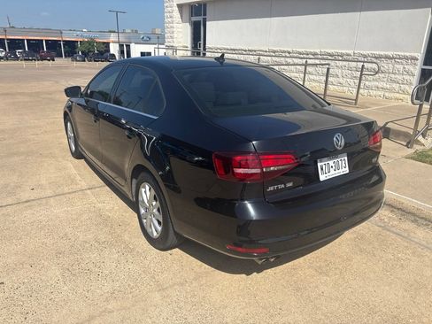 Used 2017 Volkswagen Jetta SE FWD image 2