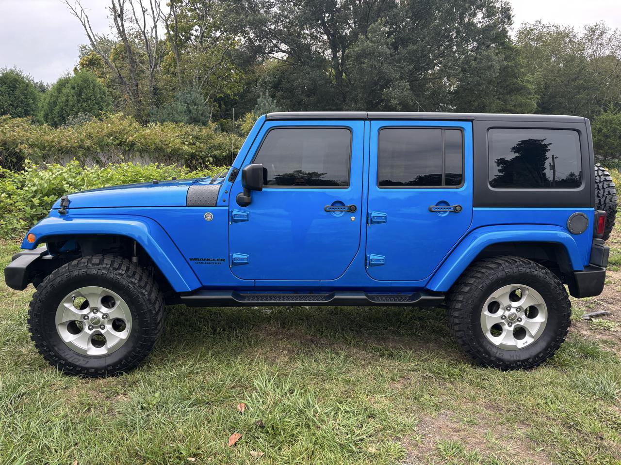 Used 2015 Jeep Wrangler Unlimited Sahara w/ Connectivity Group AWD/4WD image 8