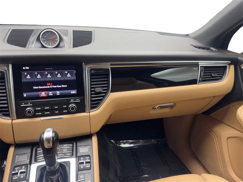 Used 2018 Porsche Macan image 53