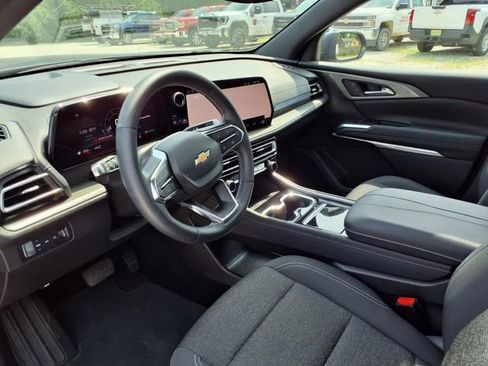 Used 2024 Chevrolet Traverse LT image 3