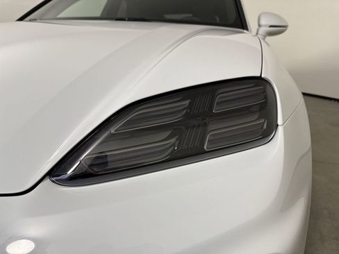 Certified 2025 Porsche Macan 4 Electric image 11