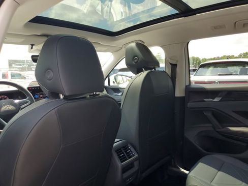 New 2026 Volkswagen Tiguan SE FWD image 11