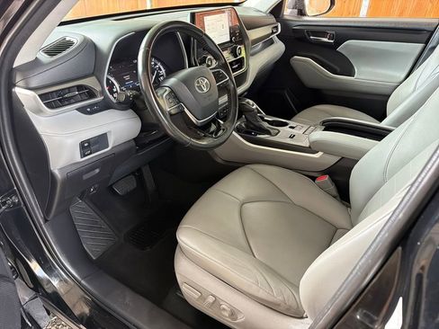 Used 2021 Toyota Highlander XLE FWD image 2