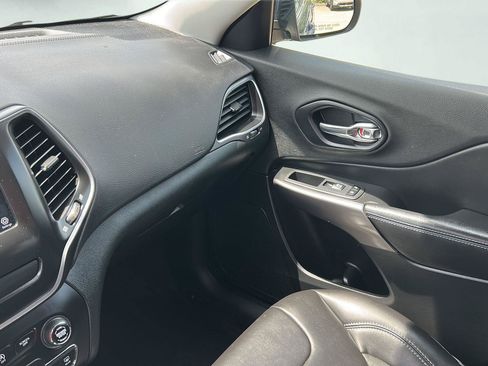 Used 2019 Jeep Cherokee Latitude Plus AWD/4WD image 19