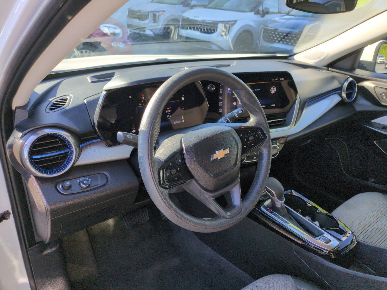 Used 2025 Chevrolet Trax LT FWD image 15