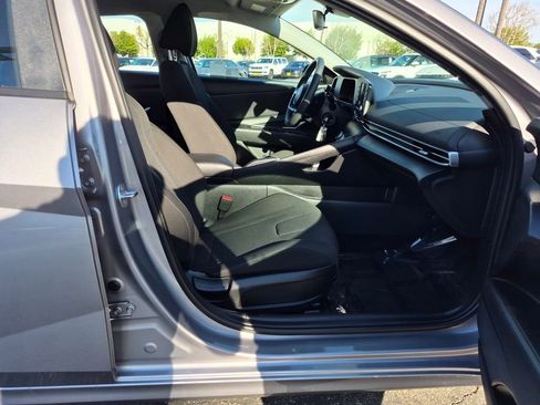 Used 2025 Hyundai Elantra SE image 32