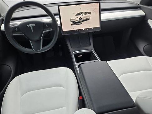 Used 2022 Tesla Model Y Long Range image 15