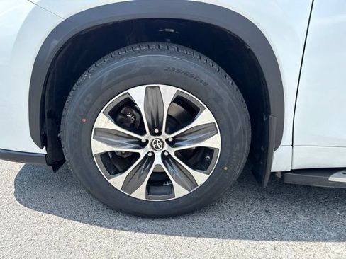 Used 2022 Toyota Highlander XLE FWD image 4