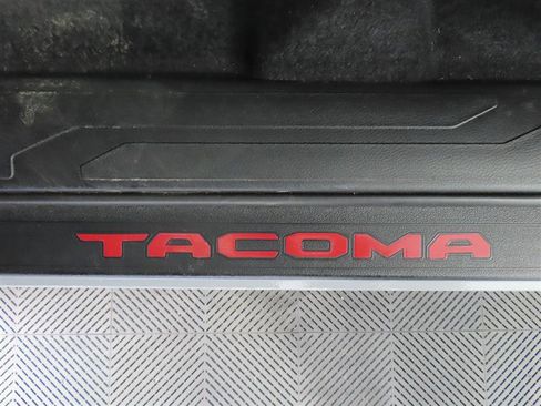 Used 2020 Toyota Tacoma TRD Off-Road w/ TRD Premium Off Road Package AWD/4WD image 17