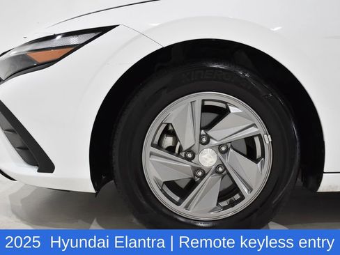 Used 2025 Hyundai Elantra SE FWD image 7